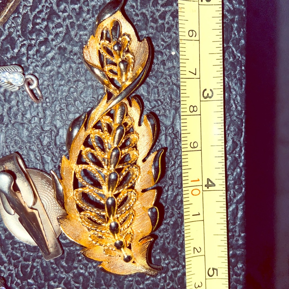 ❣️4/$15 Signed Lisner Twist Leaf Brooch Gold Tone